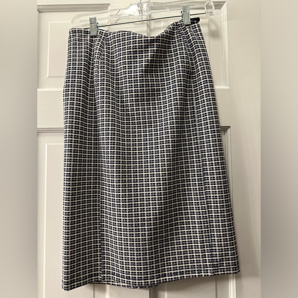 Nice and warm pencil stretchy skirt. Look fabulous!